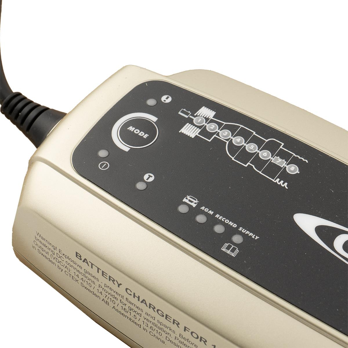 Ein goldener Batterie-Ladegerät mit Modusknopf und Ladeanzeigen.