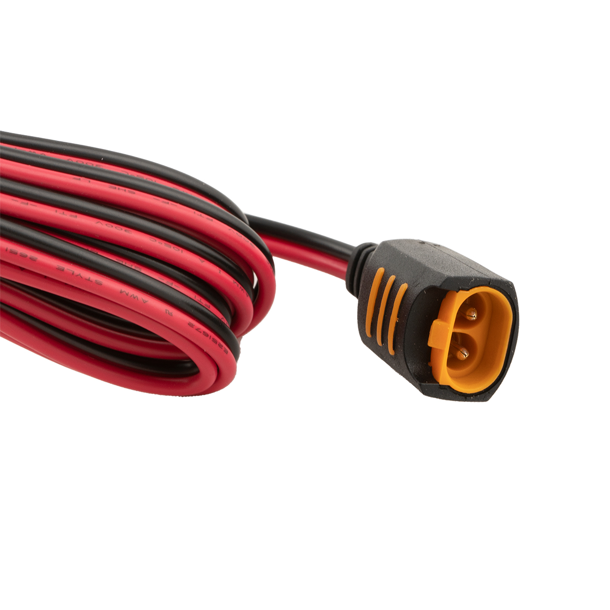 Ein schwarzes und rotes Kabel mit einem Stecker