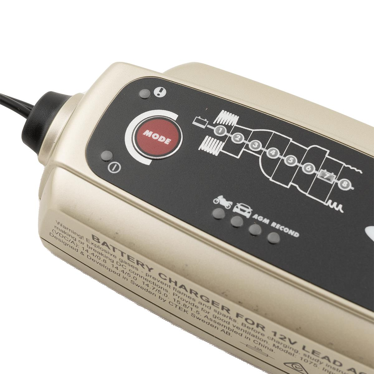 Ein goldener Batterieladegerät mit "Mode"-Taste und Ladeanzeigen.