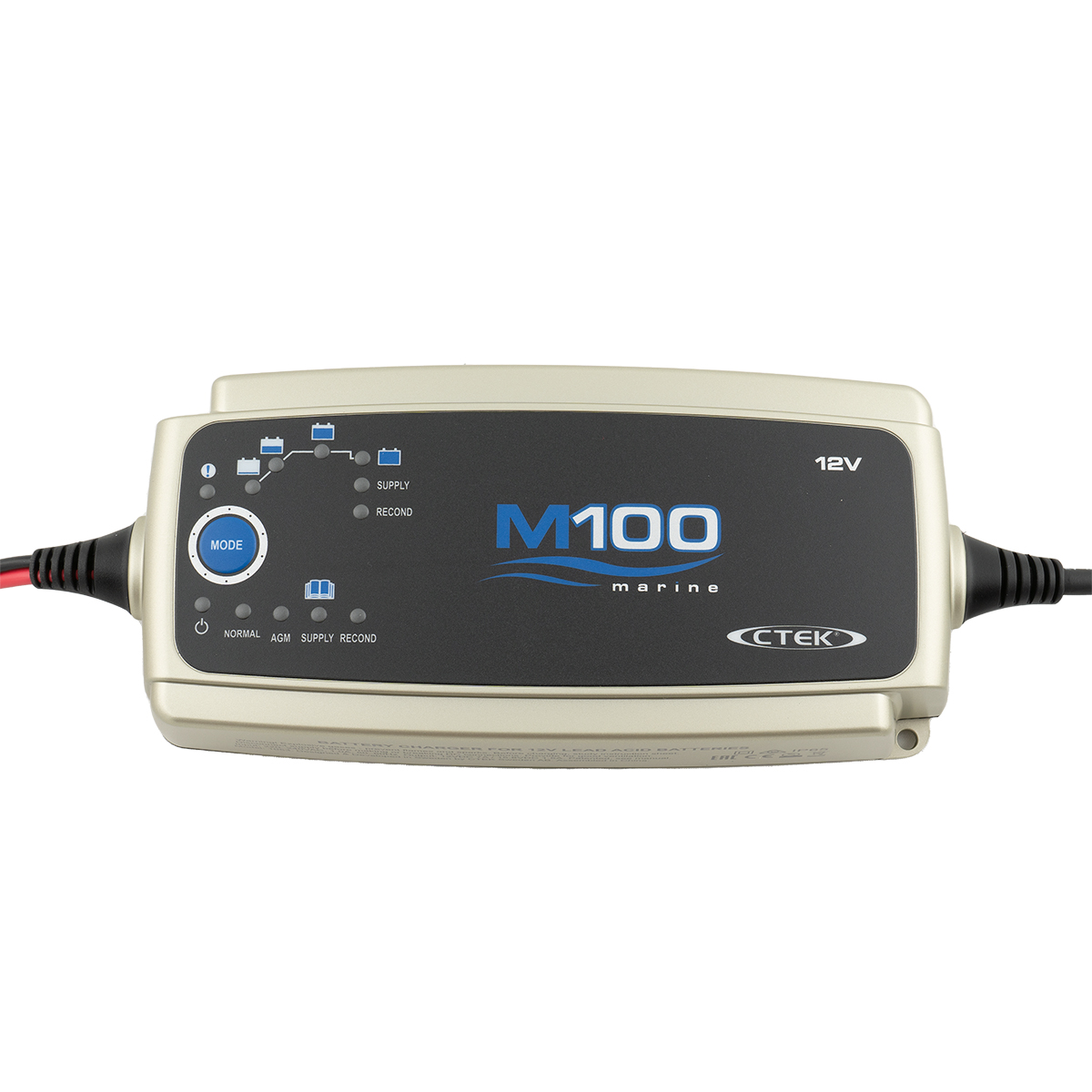 Ein silberner CTEK M100 Marine Batterieladegerät mit schwarzen Bedienelementen und Anzeigen.