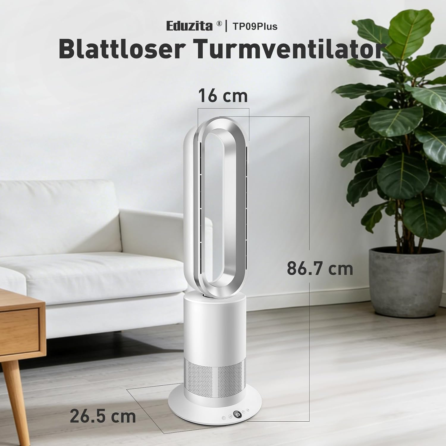 Ein blattloser Turmventilator steht in einem Wohnzimmer neben einem Sofa und einer Pflanze.