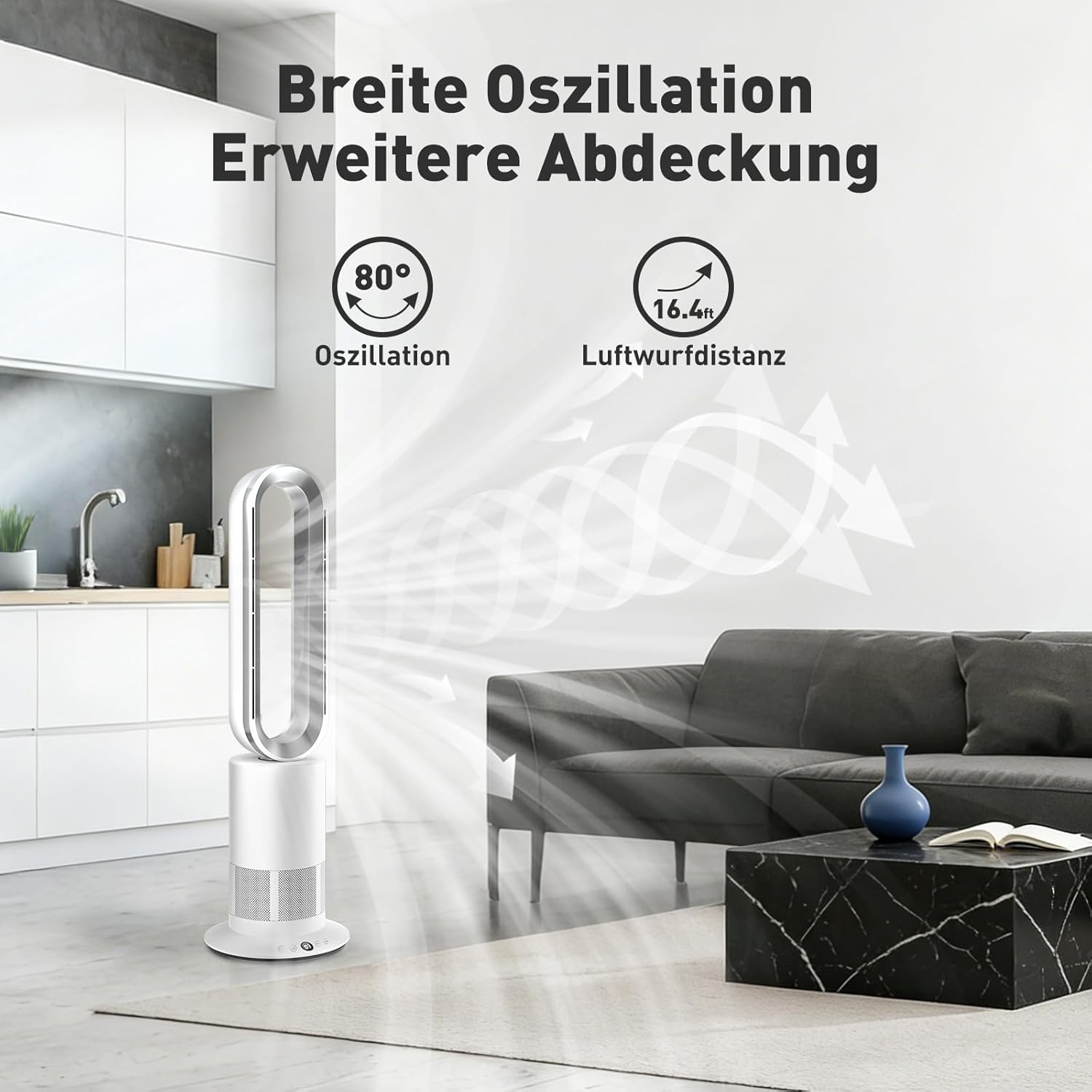 Ein weißer Turmventilator bläst Luft in ein Wohnzimmer mit Sofa und Couchtisch.