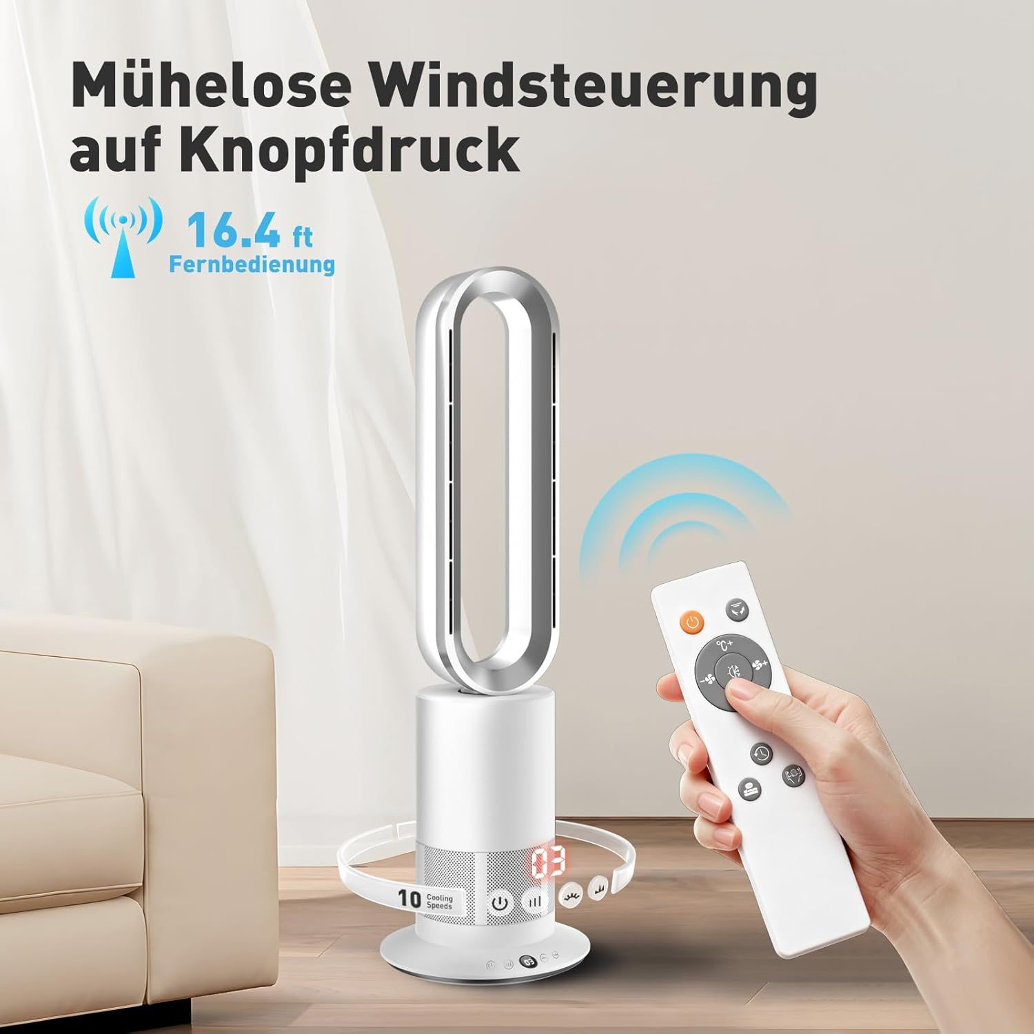 Ein weißer Turmventilator mit Fernbedienung steht neben einem Sofa.