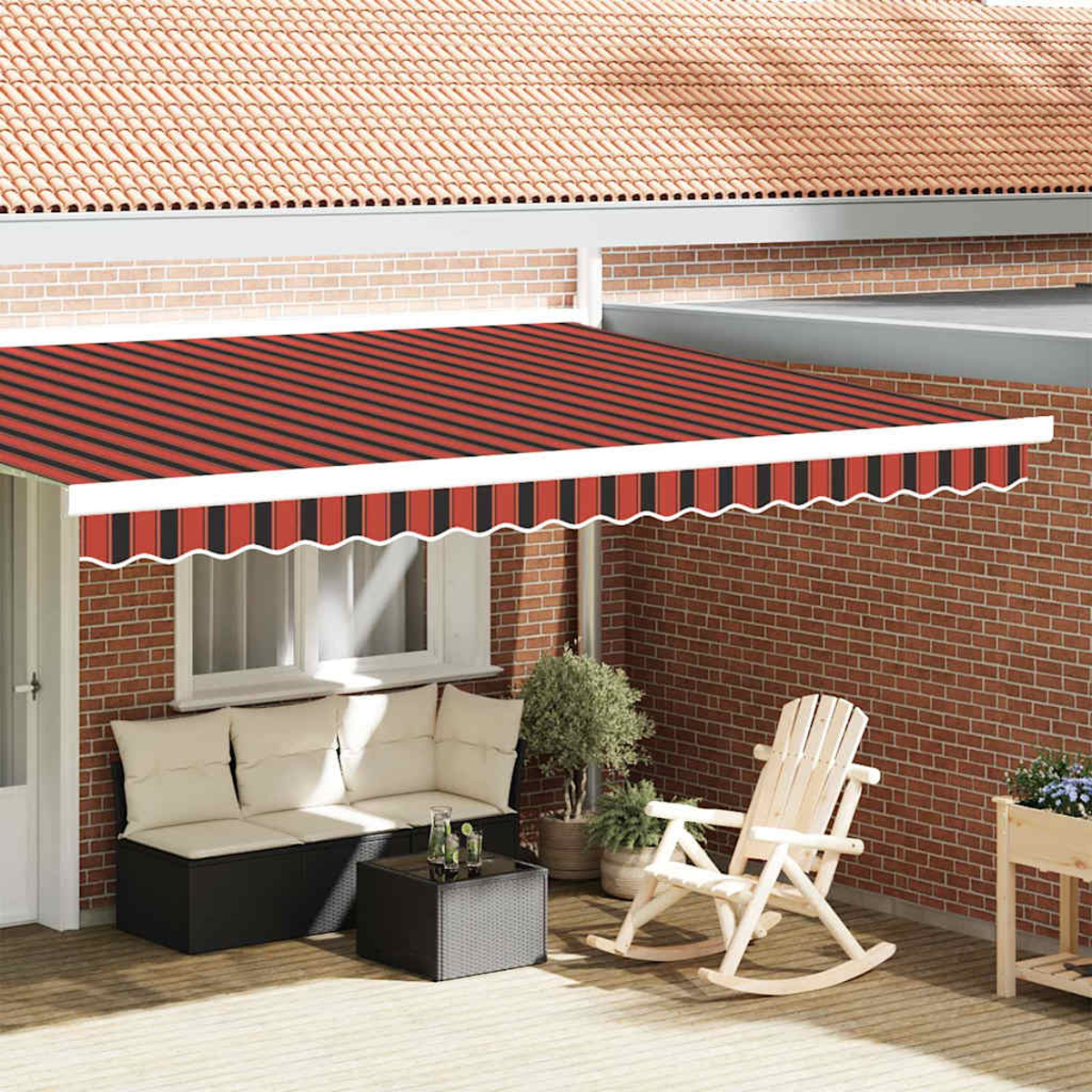 Ein rotes Markisendach mit schwarzen Streifen überspannt eine Veranda mit Möbeln.