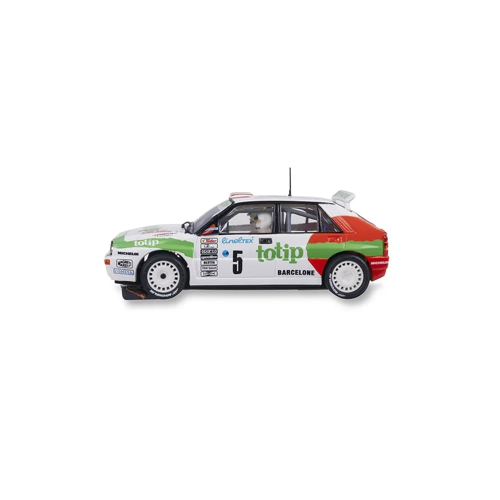 Un coche de rally Lancia Delta blanco con detalles verdes y rojos, número 5.