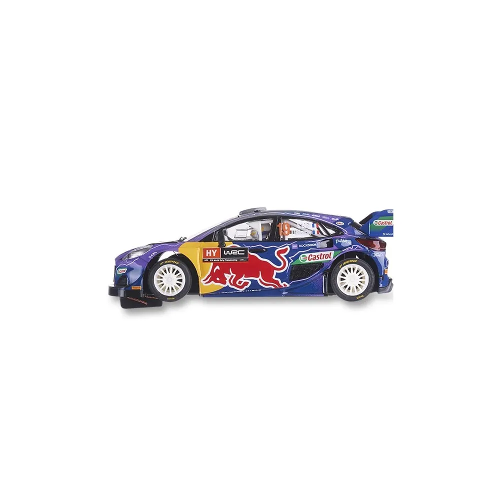 Un coche de rally azul con calcomanías rojas y amarillas, mostrado sobre fondo blanco.