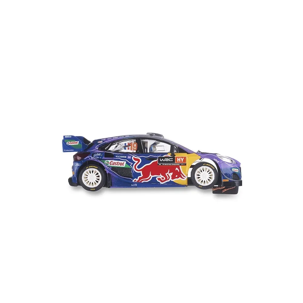 Un coche de rally azul con logo de toro rojo, acentos amarillos y púrpuras.