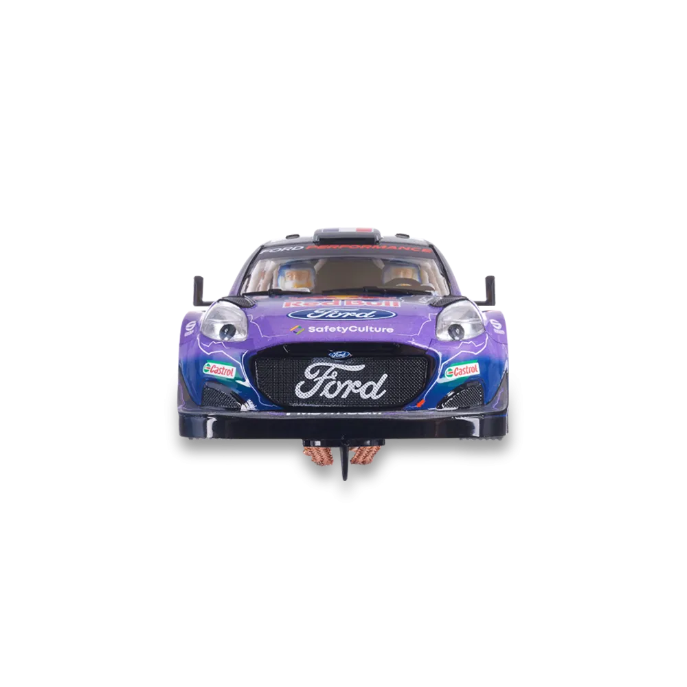 Coche de rally Ford morado con logo Ford y pegatinas Castrol sobre fondo negro.