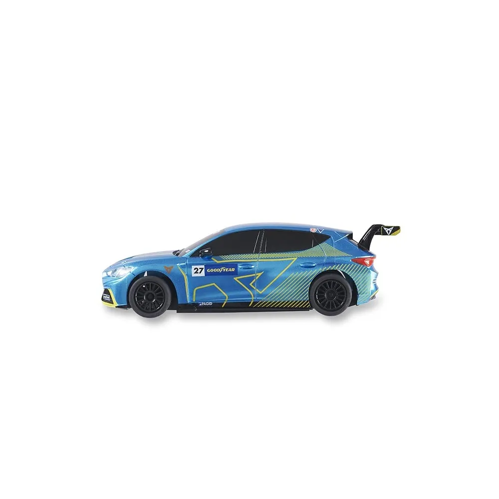 Coche de carreras azul con rayas amarillas, número 27, logo Goodyear, alerón.
