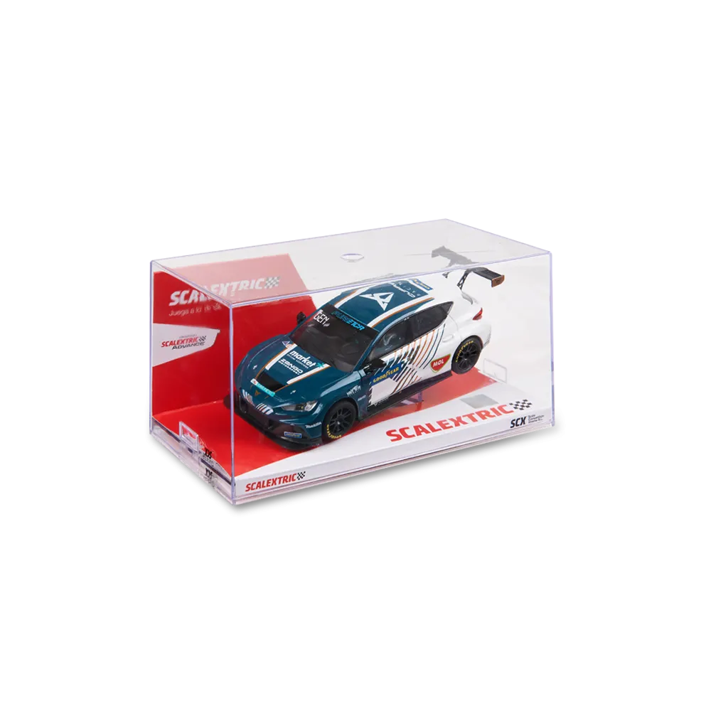 Un coche de carreras modelo Scalextric azul verdoso y blanco con calcomanías de carreras en una caja de exhibición de plástico.