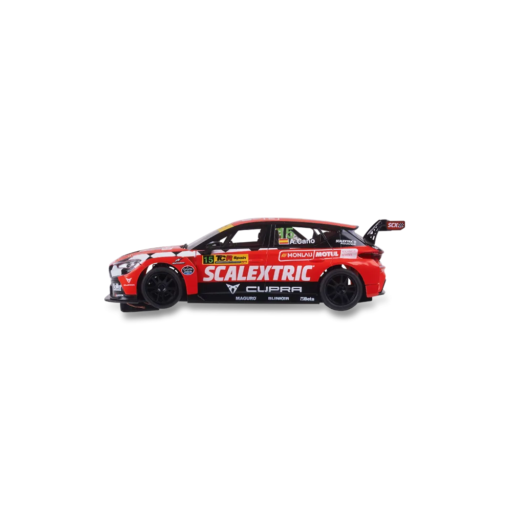 Un coche de carreras rojo con el número 15 y logotipos de Scalextric sobre fondo negro.