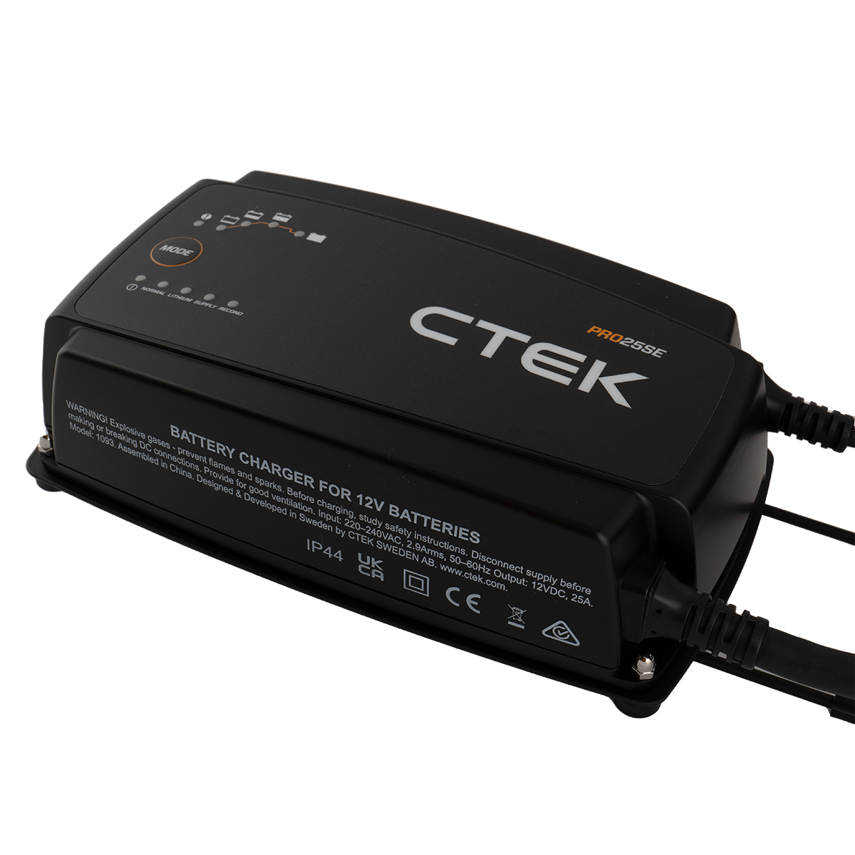 Schwarzes CTEK Batterieladegerät PRO25SE für 12V-Batterien mit Kabeln.