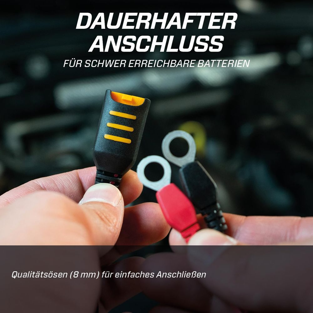 Nahaufnahme von Batterieanschlüssen und Ringen in Händen.