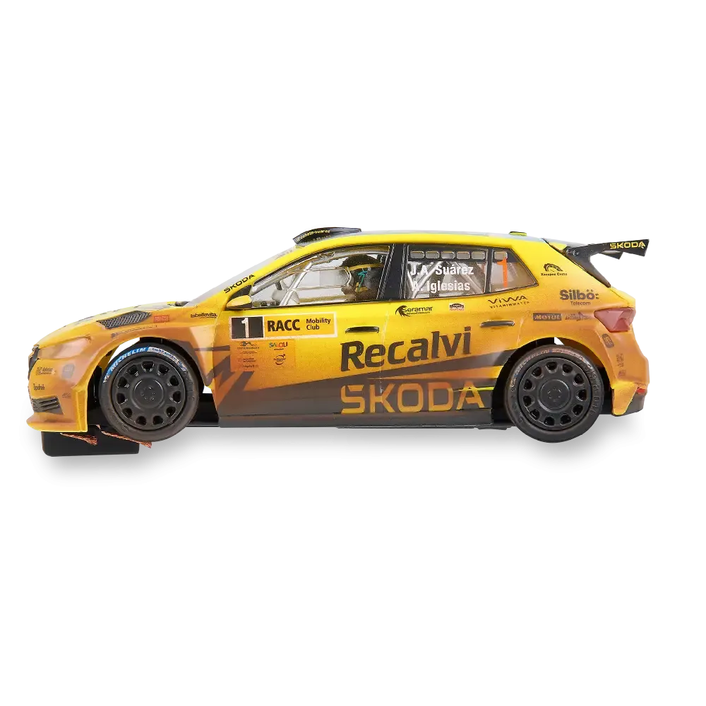 Un coche de rally Skoda amarillo con el número 1 sobre fondo negro.