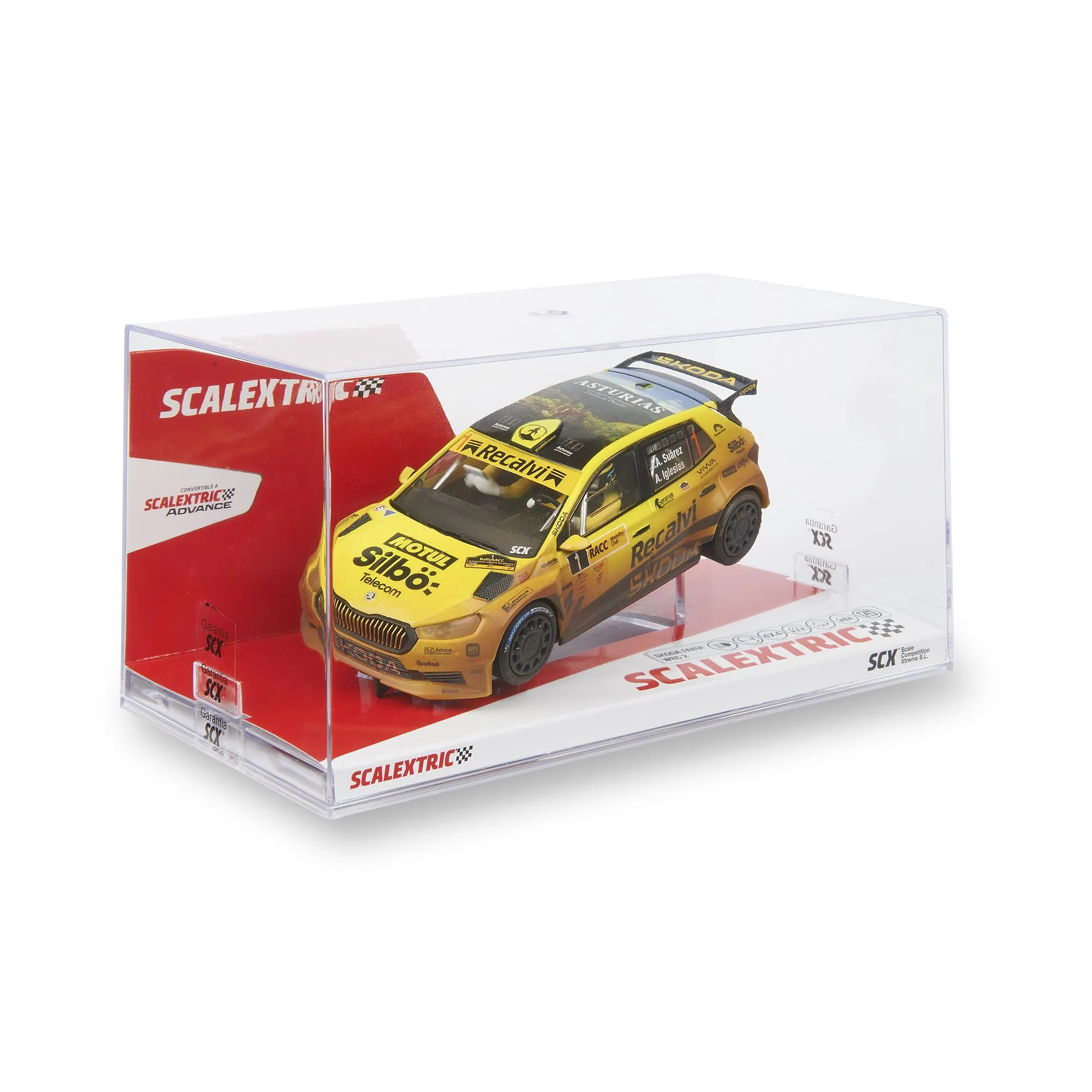 Coche de rally modelo amarillo en vitrina con logo SCALEXTRIC y calcomanías de patrocinador.