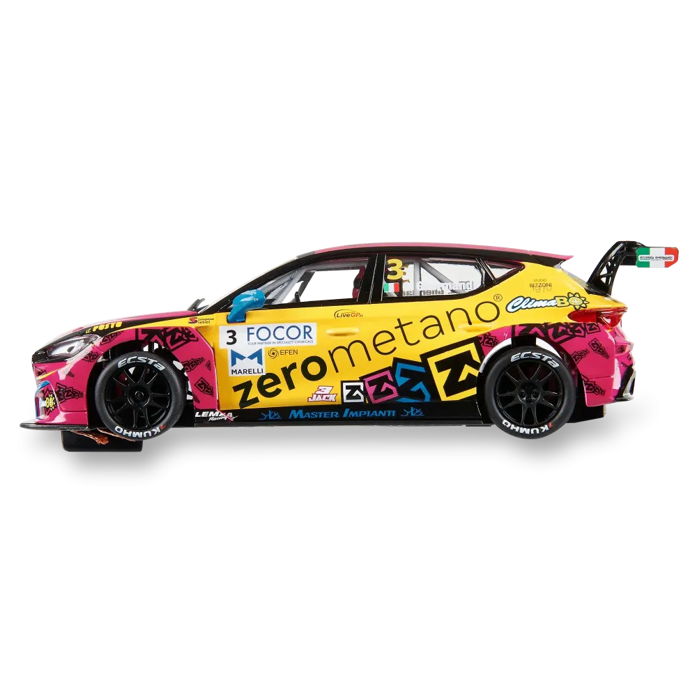 Coche de carreras amarillo con detalles rosas, logos de patrocinadores y el número 3.