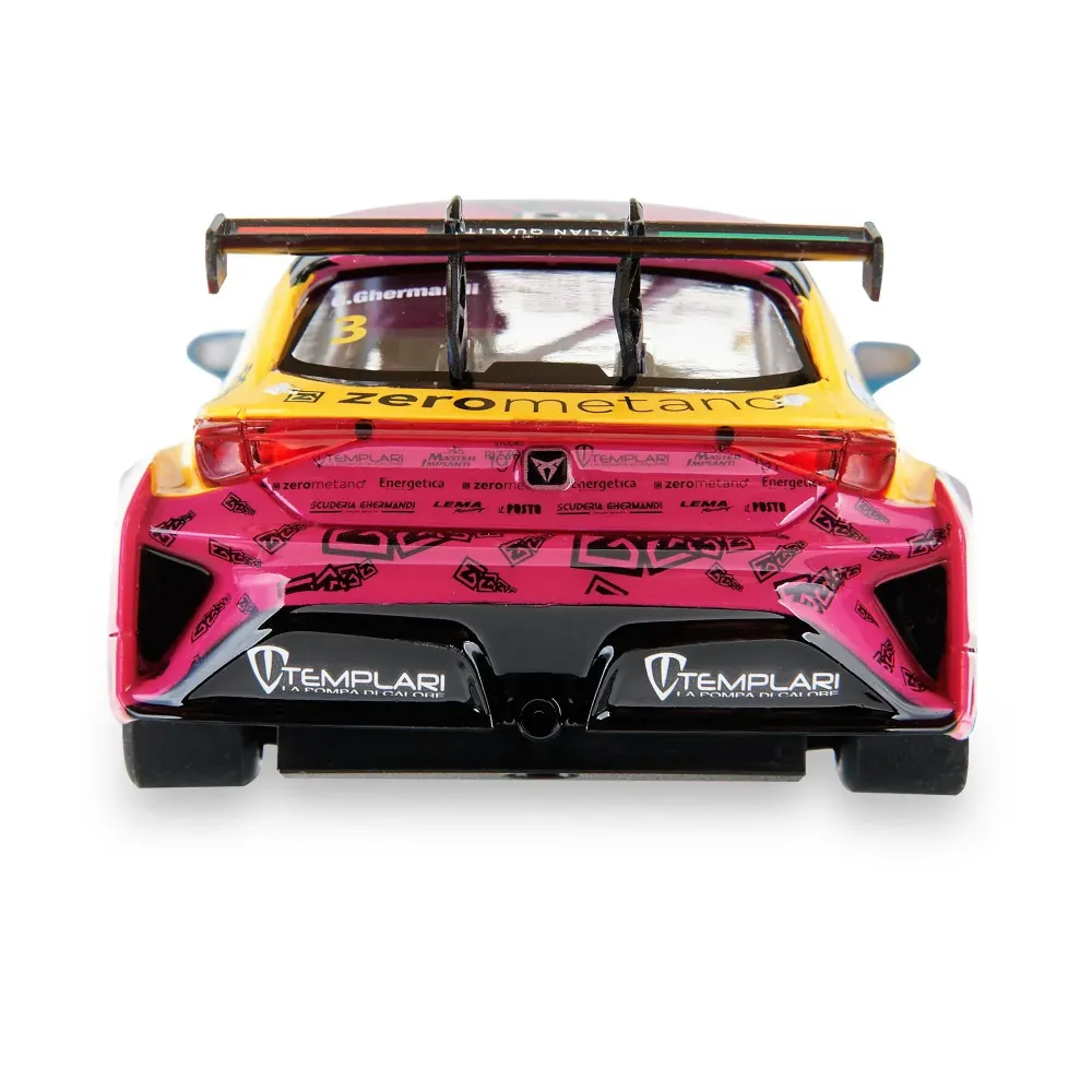 Vista trasera de un coche de carreras amarillo y rosa con logos de patrocinadores, sobre fondo blanco.