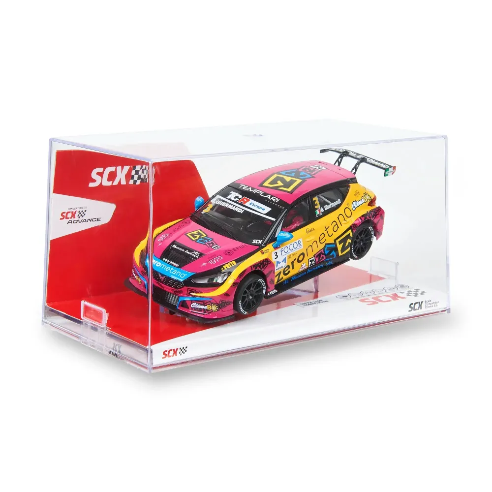 Un coche de carreras de juguete SCX de colores en una caja transparente.
