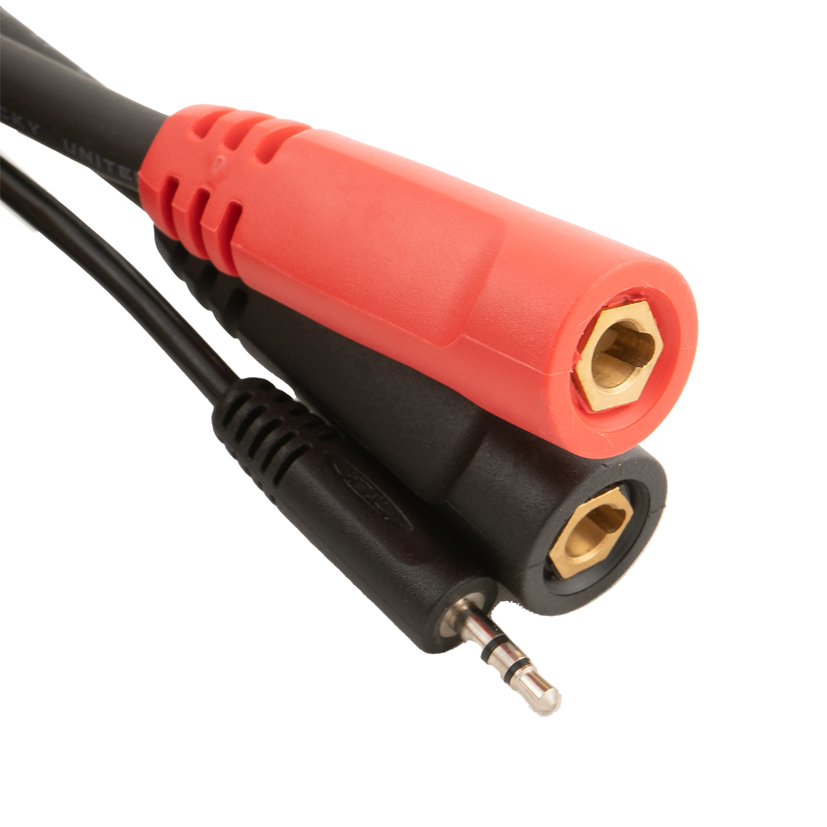 Ein rotes und ein schwarzes Kabel mit 3,5-mm-Stecker und Buchsen.