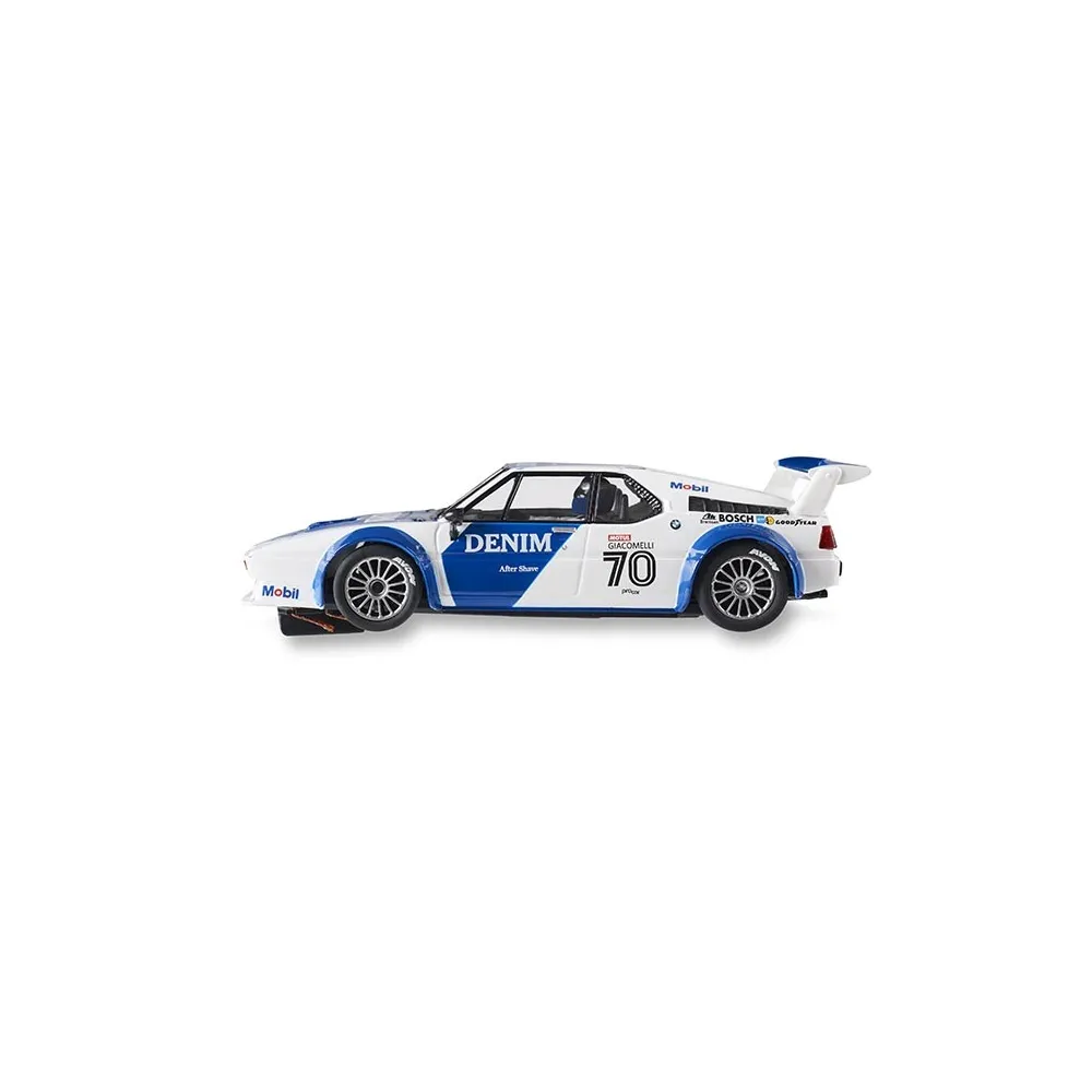 Un coche de carreras blanco y azul con el número 70, vista lateral.
