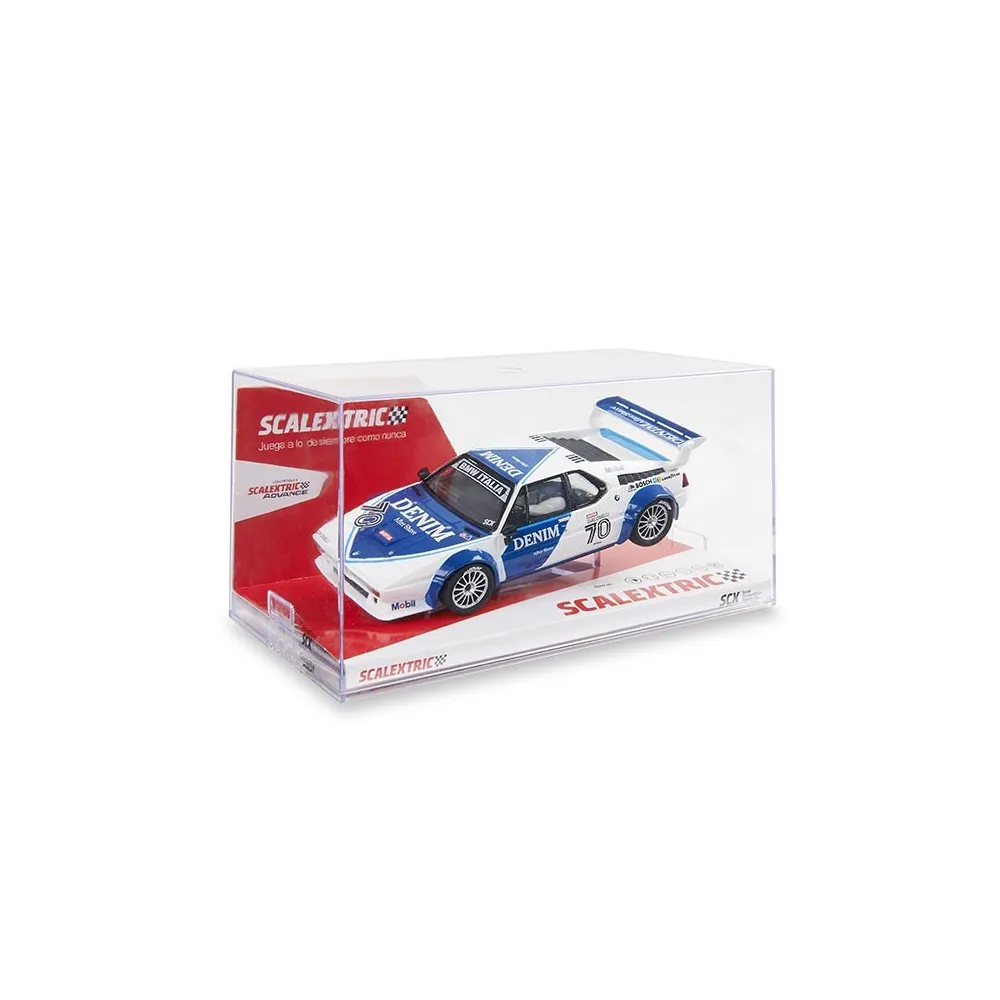 Un modelo de coche de carreras Scalextric blanco y azul, número 70, en caja transparente.