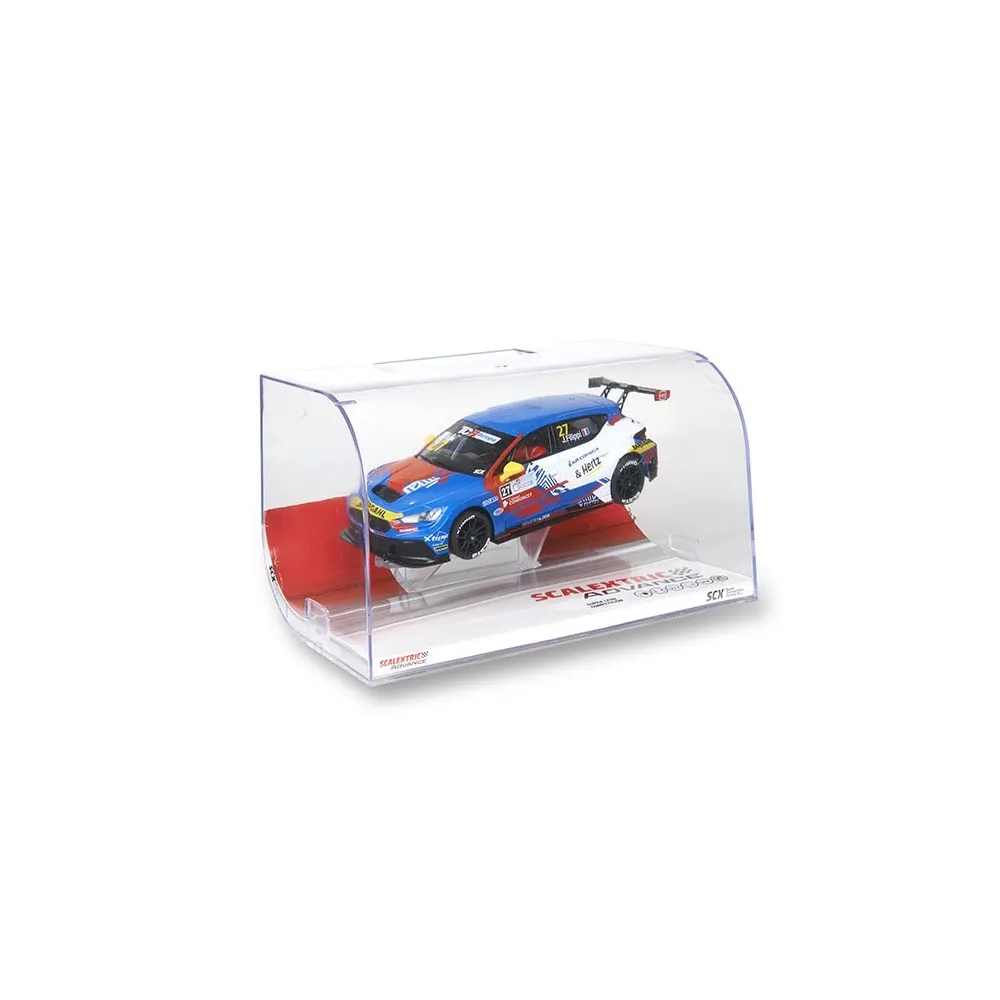 Un coche de carreras azul y rojo con el número 27 dentro de una caja transparente.