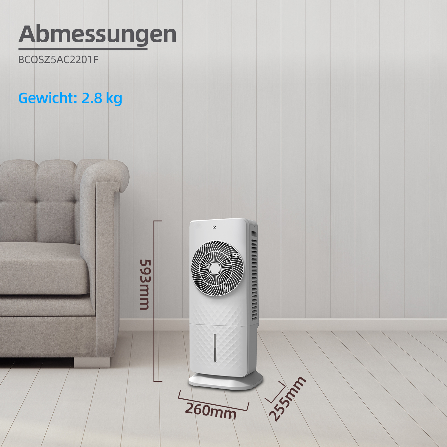 Ein weißer Luftkühler neben einem grauen Sofa. Maße sind angegeben.