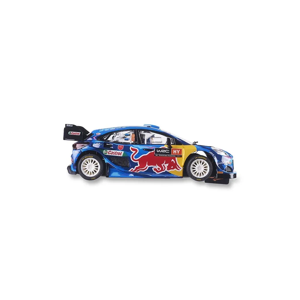 Un coche de rally azul con calcomanías rojas y amarillas, incluido un toro