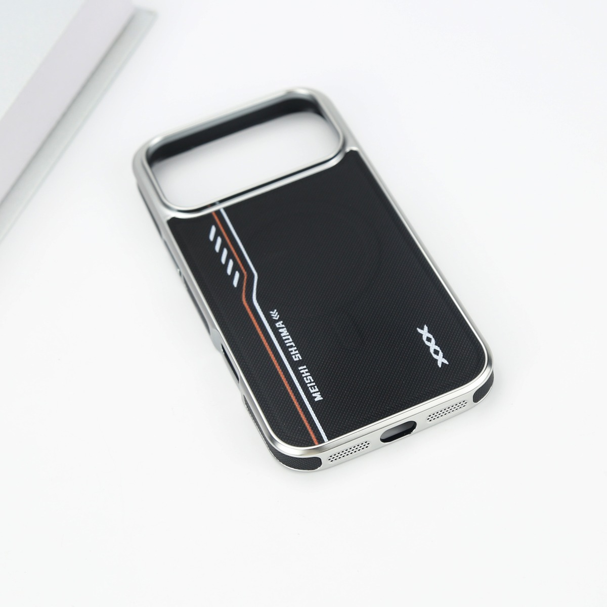 Custodia nera per telefono con bordo argentato e design a linee geometriche.