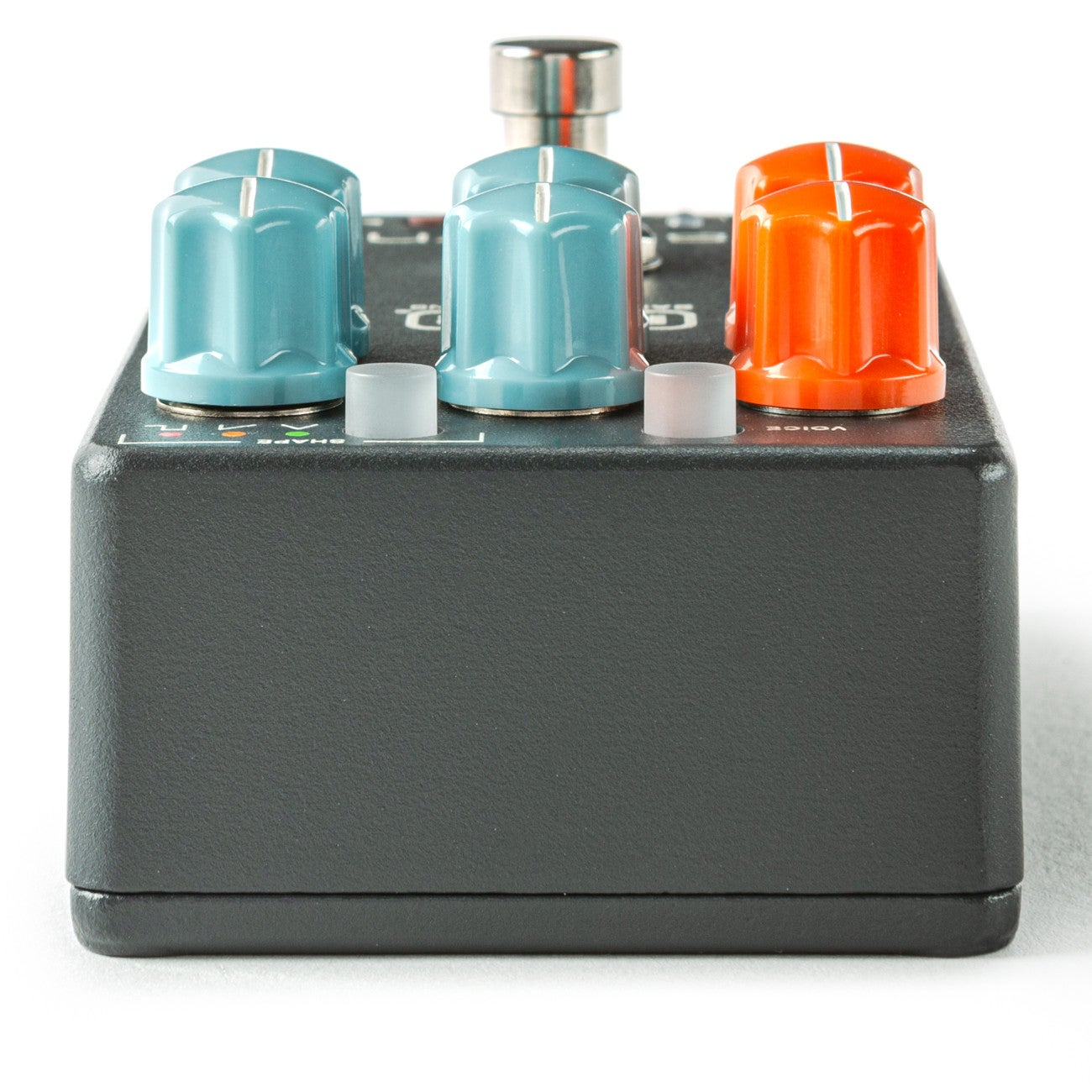 Een zwart gitaarpedaal met drie knoppen: twee blauwgroen en één oranje, op witte achtergrond.