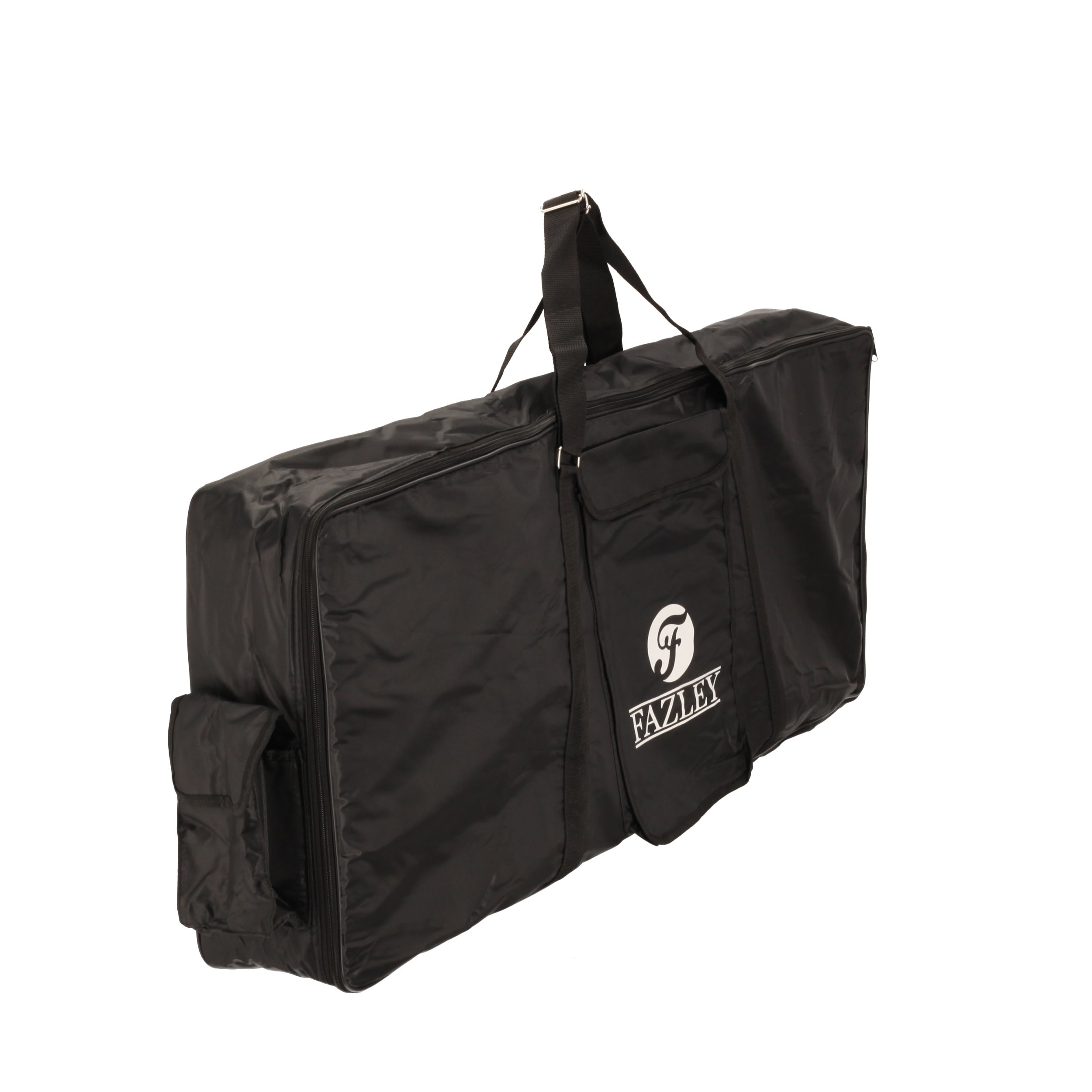 Zwarte tas met logo en riemen, op witte achtergrond.