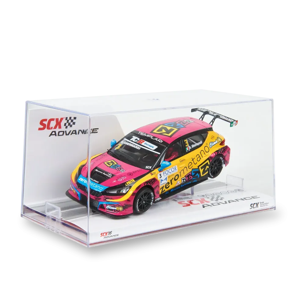 Un coche de carreras modelo SCX Advance rosa y amarillo con alerón negro en vitrina.