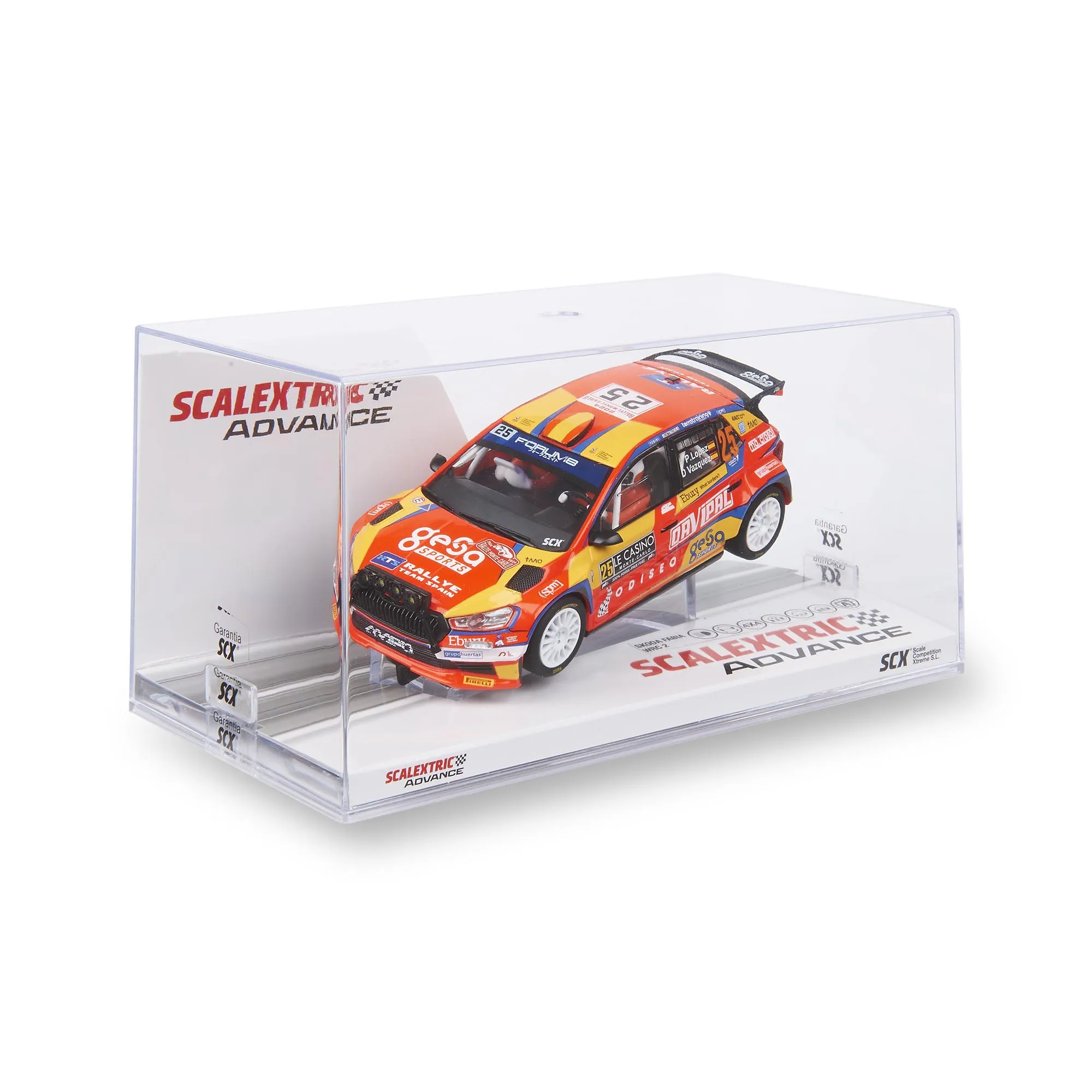 Un detallado modelo de coche de rally naranja, número 25, en una caja de plástico transparente.