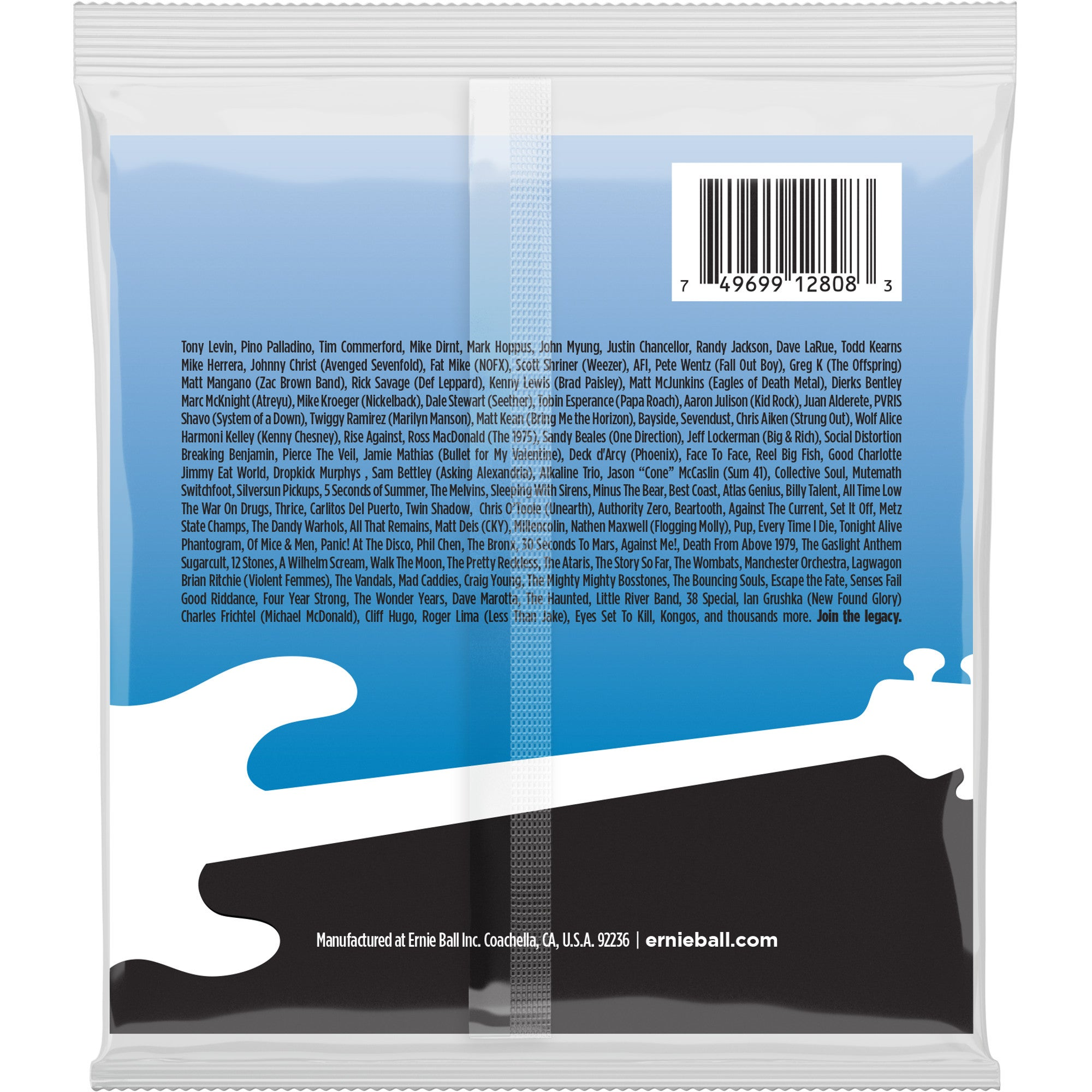 Een gitaarsnaarpakket met bandnamen en barcode. Gemaakt door Ernie Ball.
