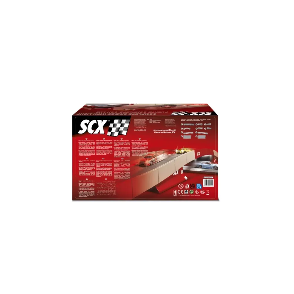 Caja SCX Complete Bridge with Light. Presenta coches de carreras en una pista.