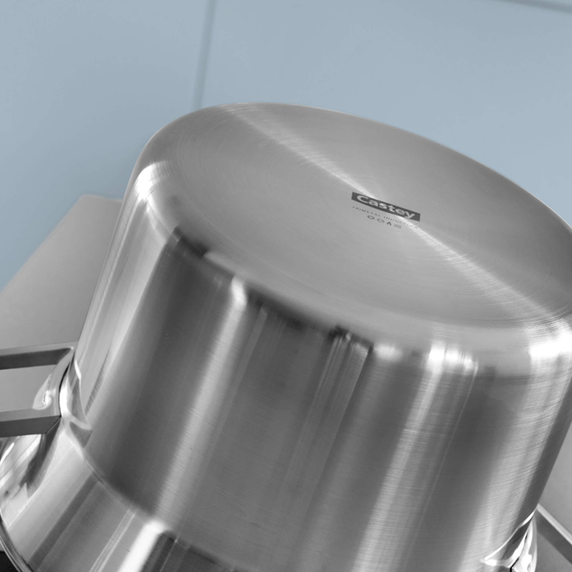 Srebrna podstawa garnka z nazwą marki Castey i napisem "TRIMETAL INDUCTION".