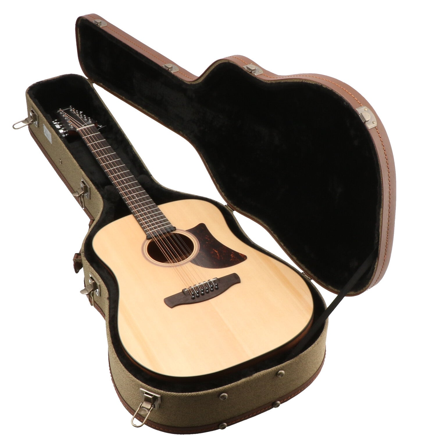 Een lichtgekleurde 12-snarige akoestische gitaar rust in een open, olijfgroene koffer met bruine rand.