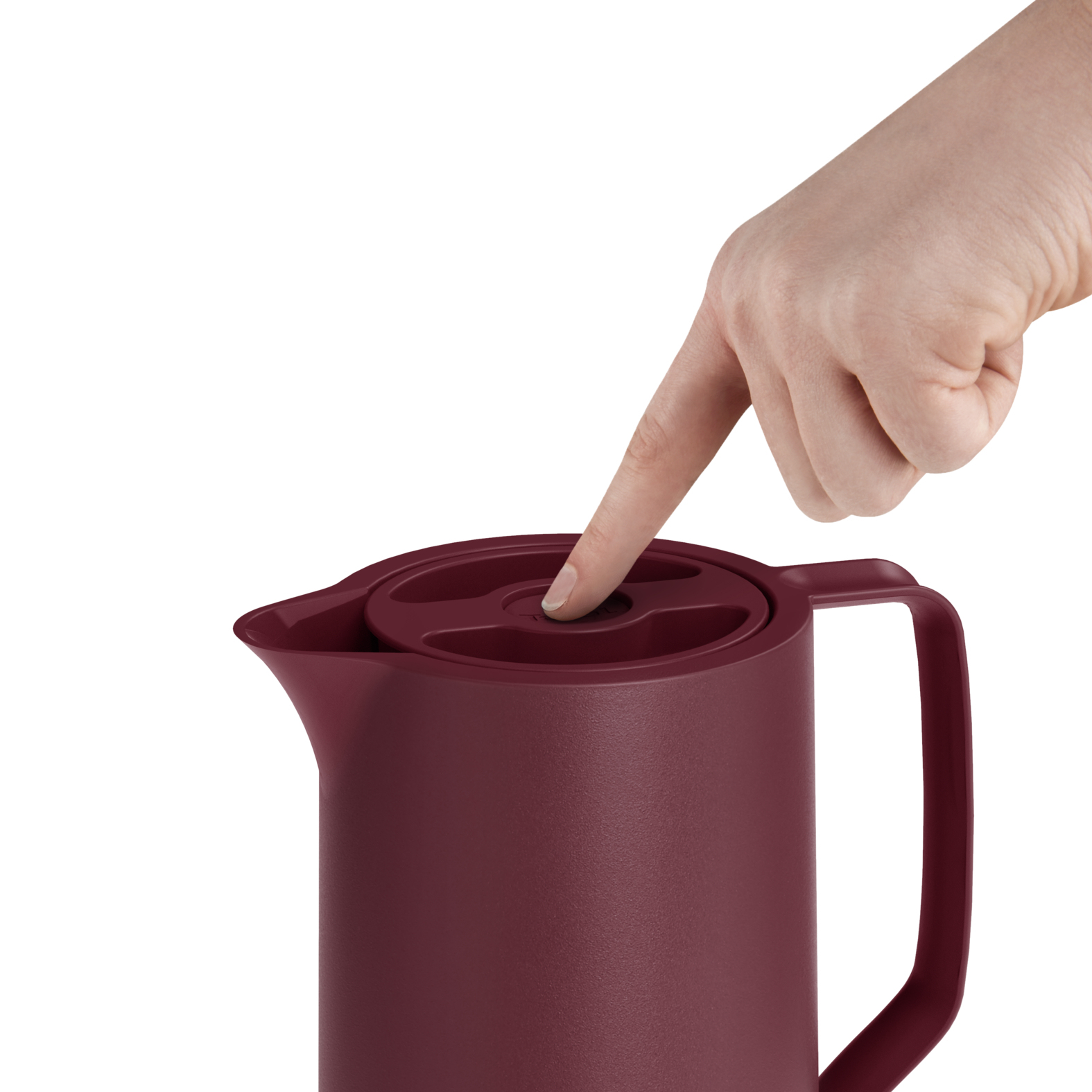 Una mano presiona el botón de la tapa de la jarra granate.
