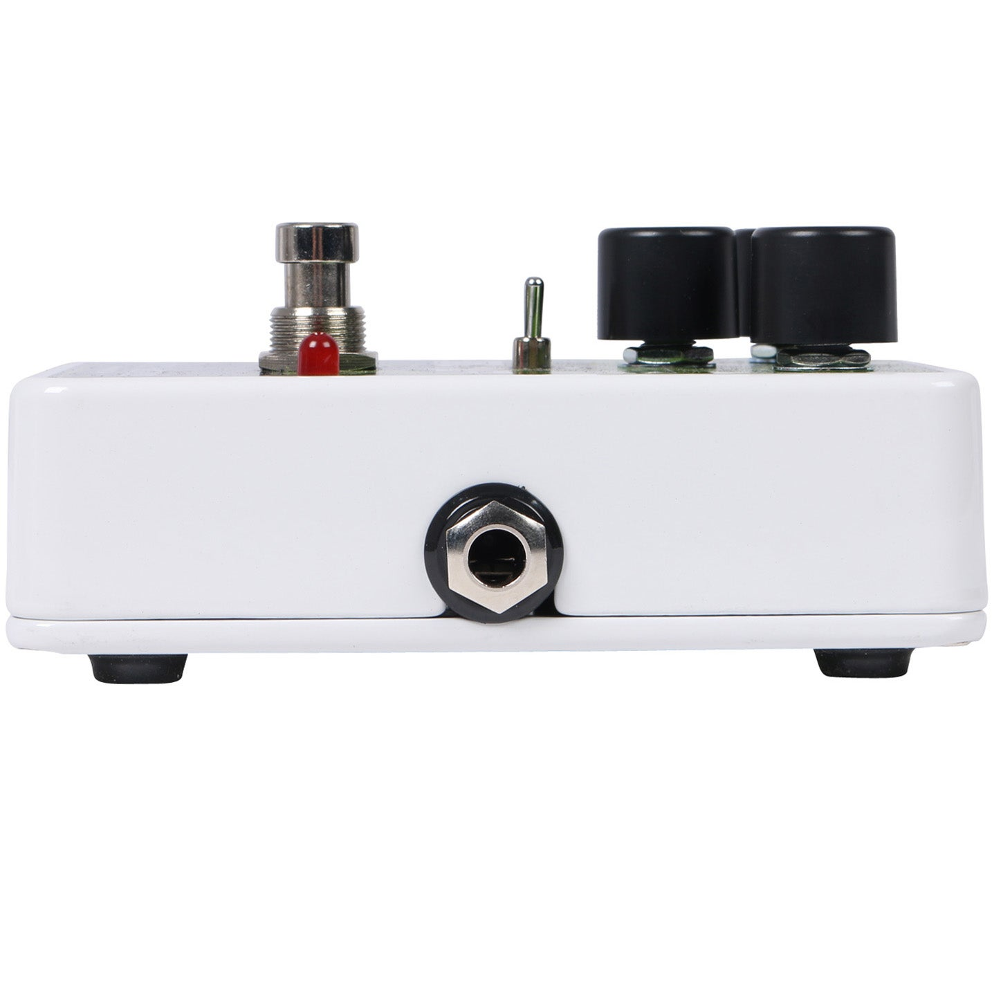 Witte stompbox met zilveren schakelaar, rode LED, jack en twee zwarte knoppen.