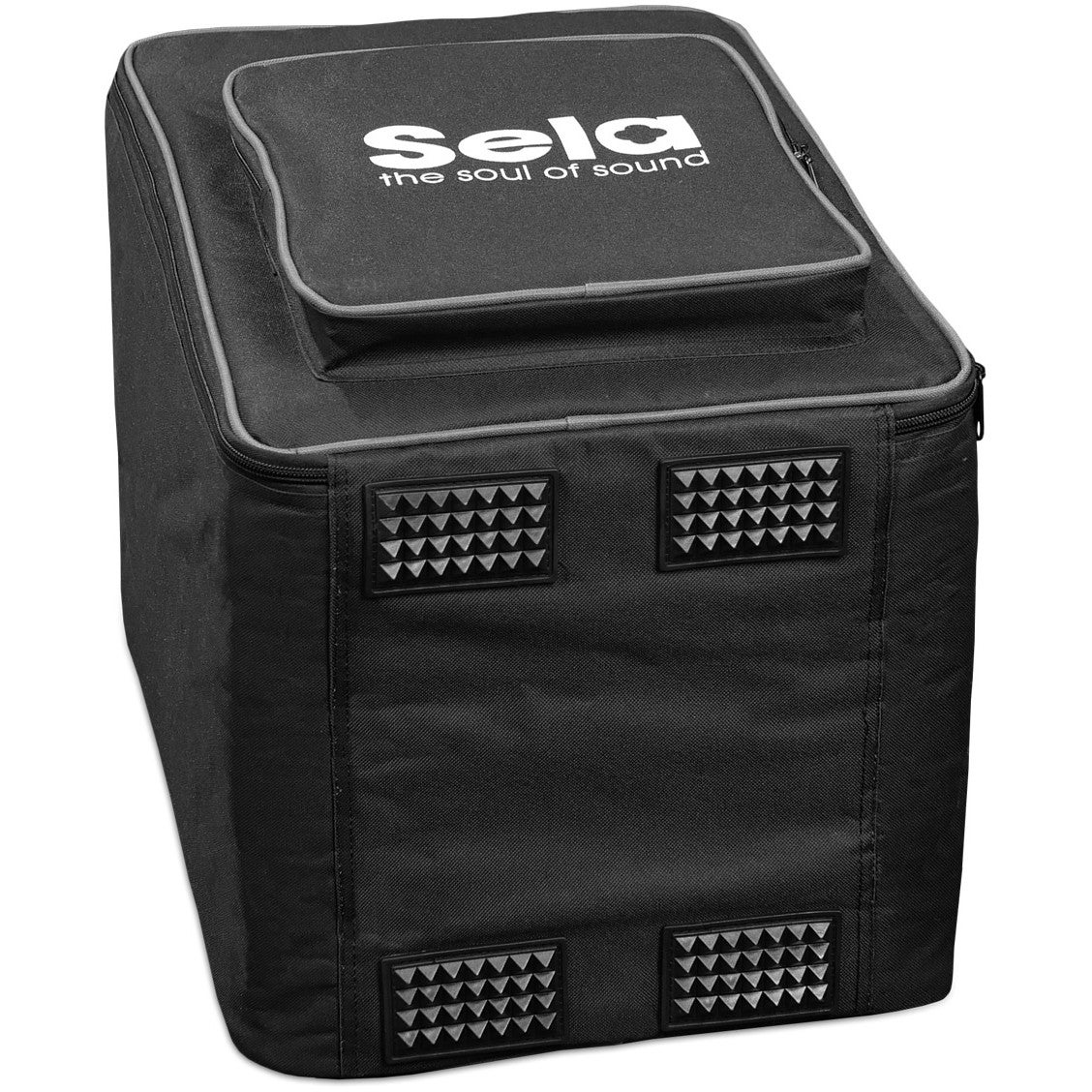 Zwarte tas met "Sela the soul of sound" logo en ventilatieroosters.