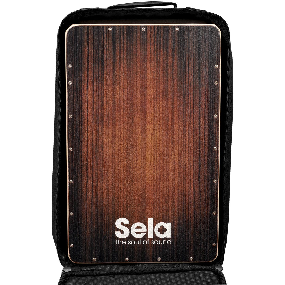 Een houten cajon met donker houtnerfpatroon zit in een open zwarte koffer.
