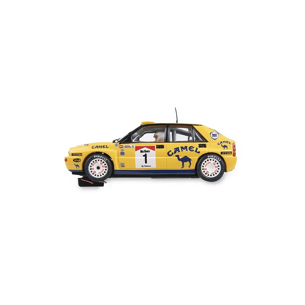 Coche de rally amarillo con el número 1, calcomanías Marlboro y Camel.