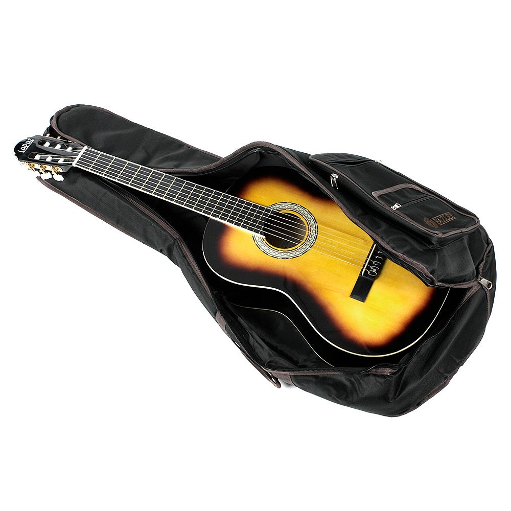 Een gitaar met een bruin-gele body in een zwarte koffer, geïsoleerd op wit.