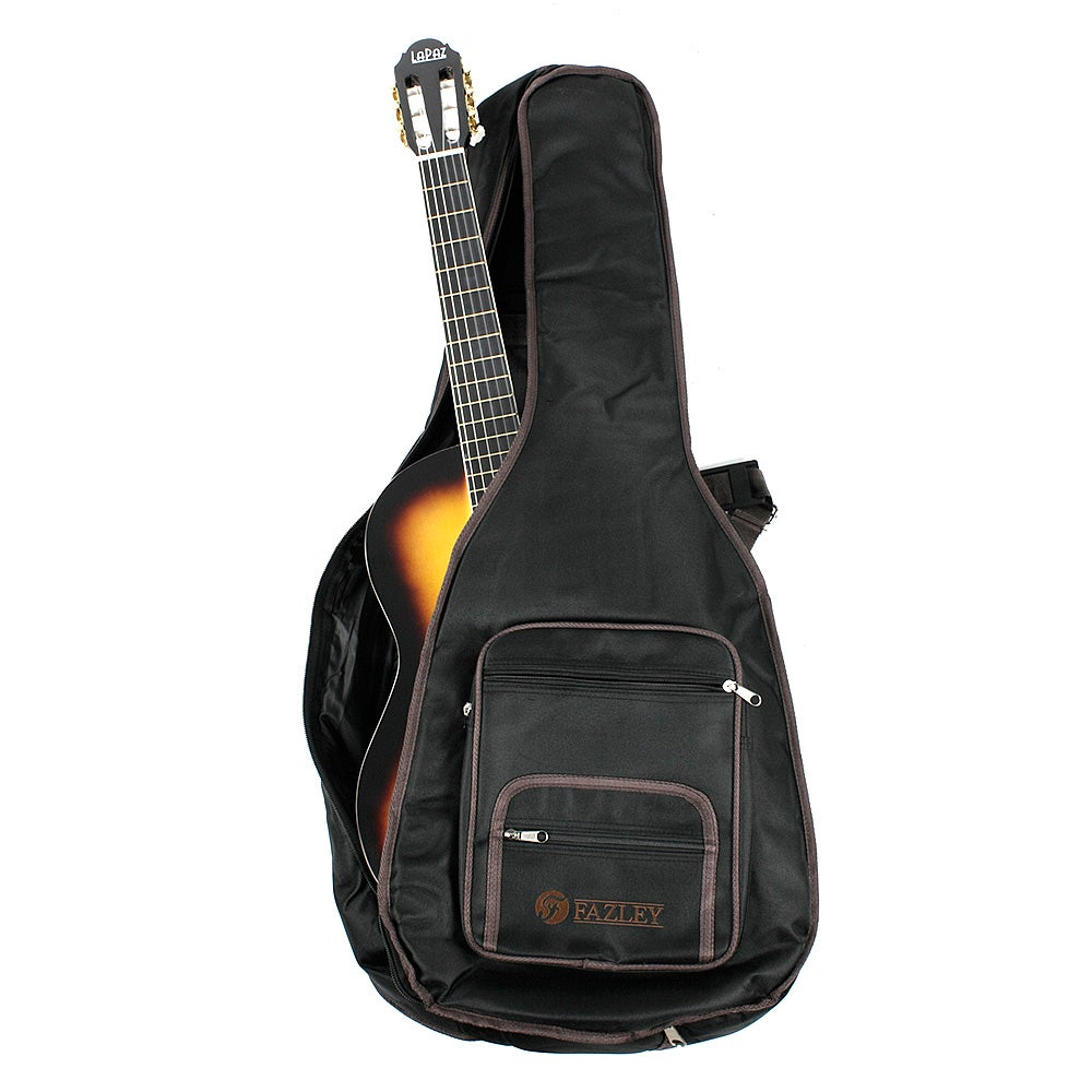 Een gitaar zit deels in een zwarte tas met bruine randen en vakken.