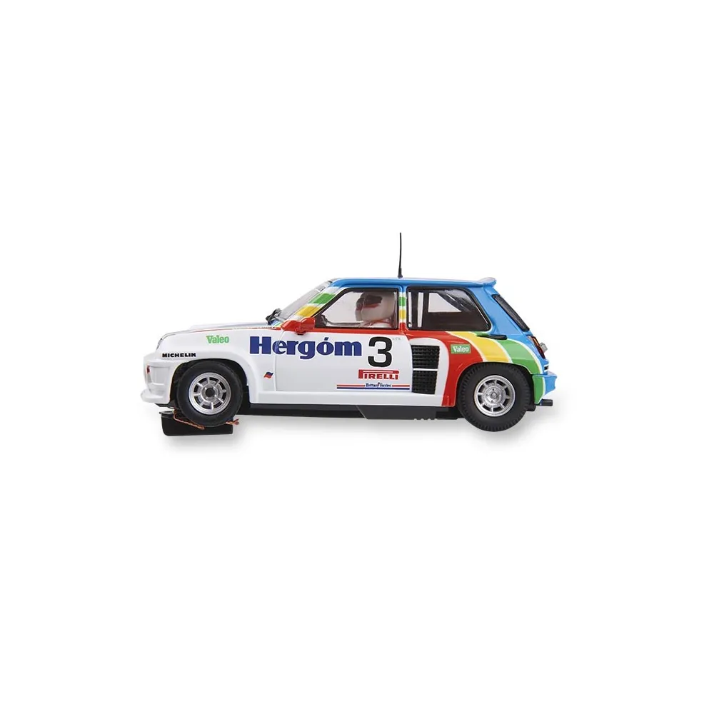 Un coche de rally blanco con el número 3 y rayas de colores, expuesto en un soporte.