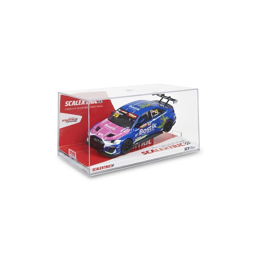 Un coche de juguete Scalextric azul y rosa con calcomanías de carreras, en una vitrina transparente.