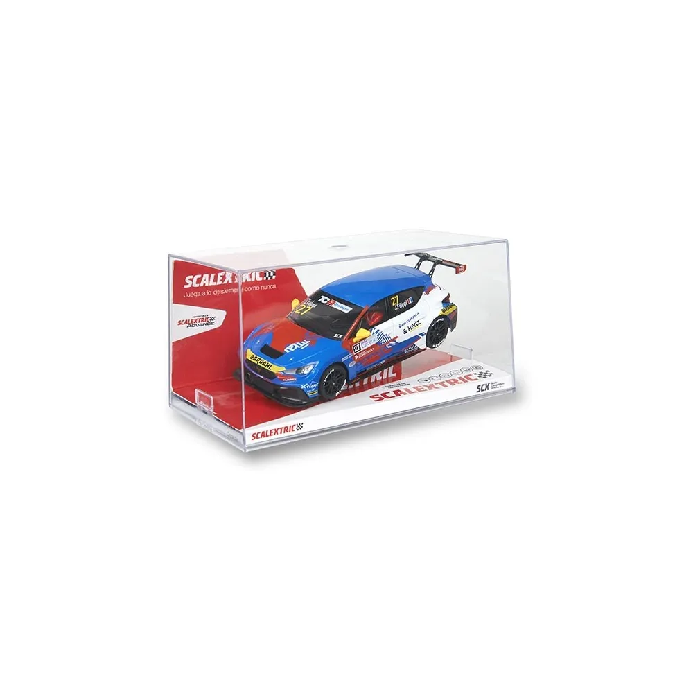Un coche de juguete Scalextric azul y rojo con calcomanías de carreras está en una caja.