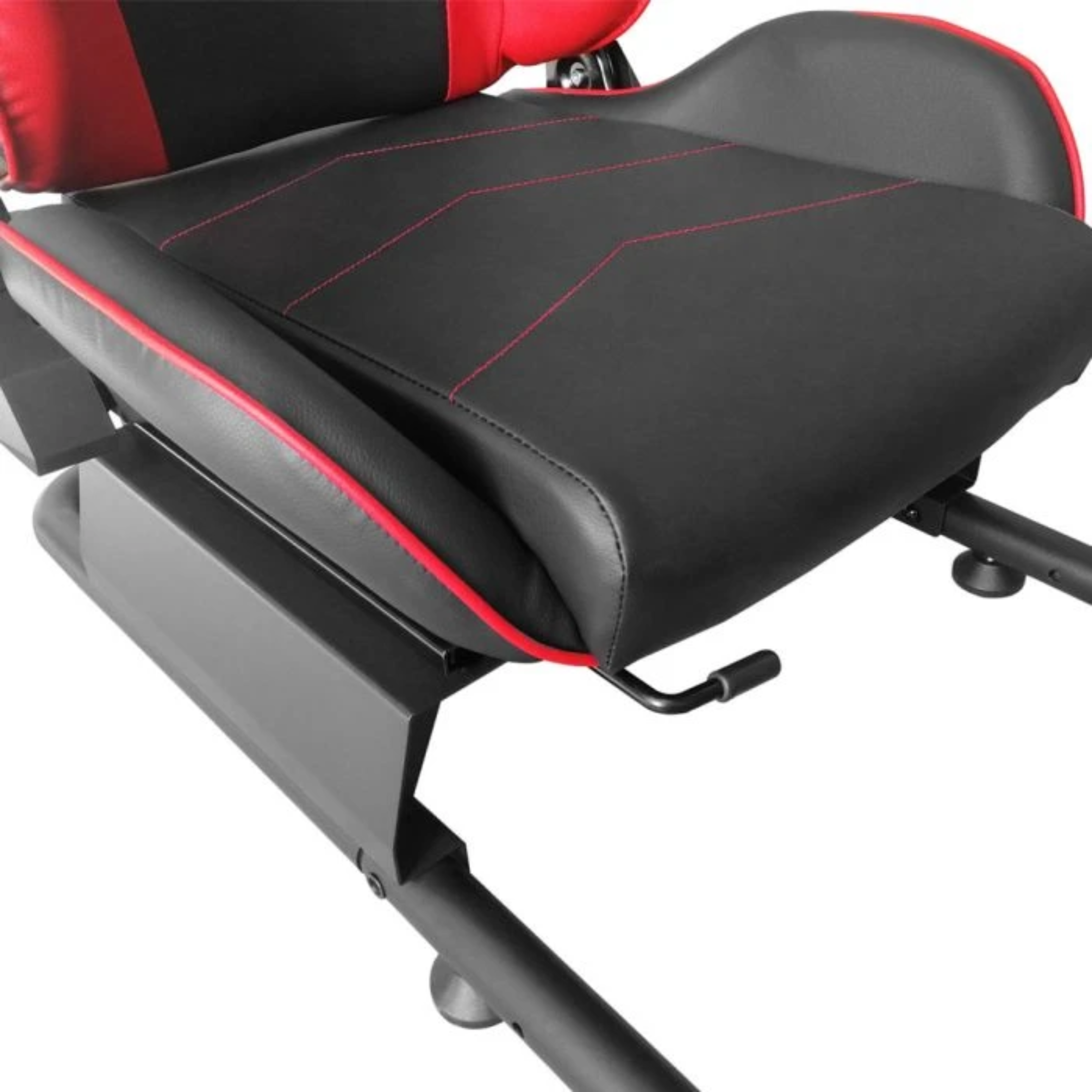 Schwarzer Gaming-Stuhl mit roten Akzenten und Nähten, Nahaufnahme.