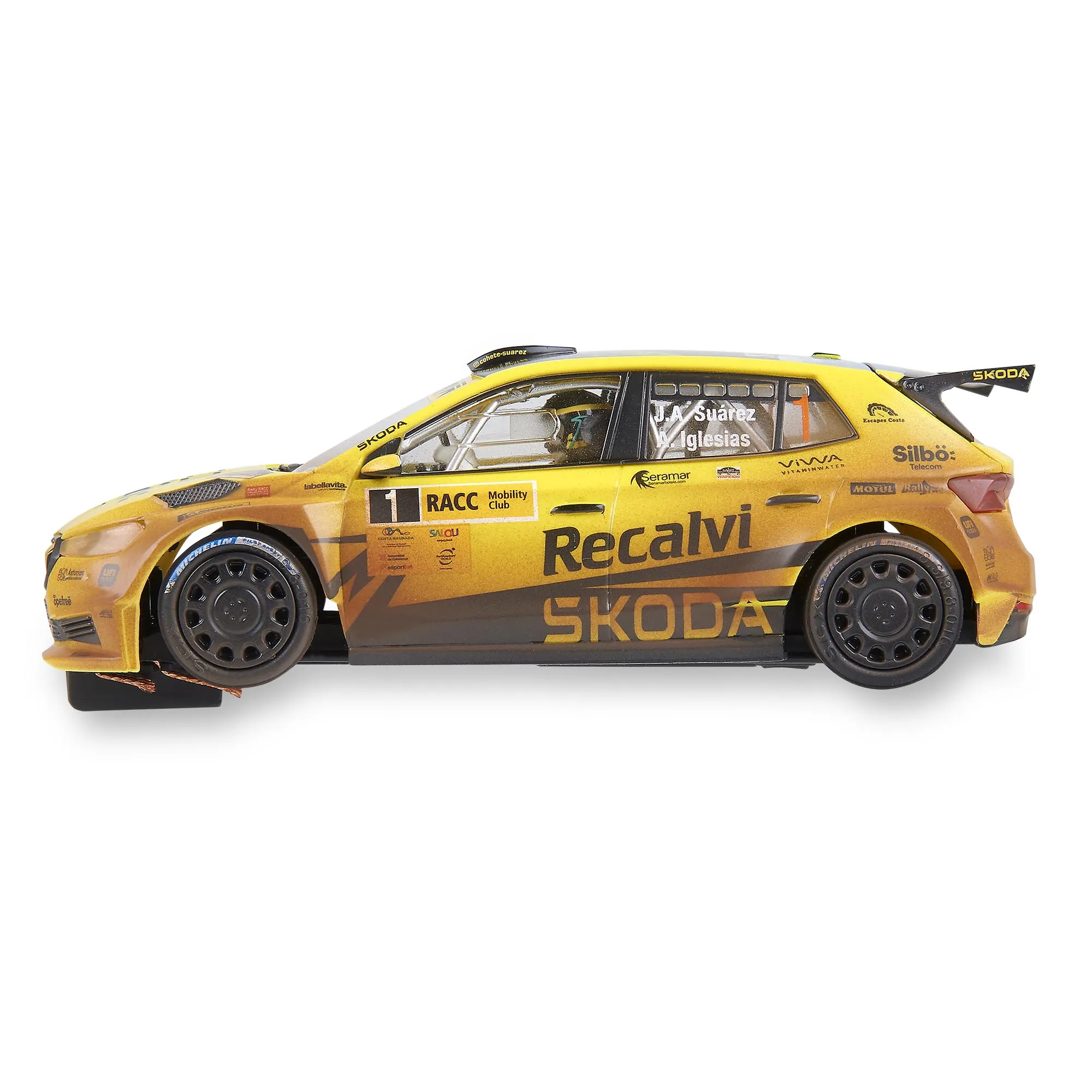 Coche de rally amarillo con piloto, número 1 y logos de patrocinadores. Fondo blanco.
