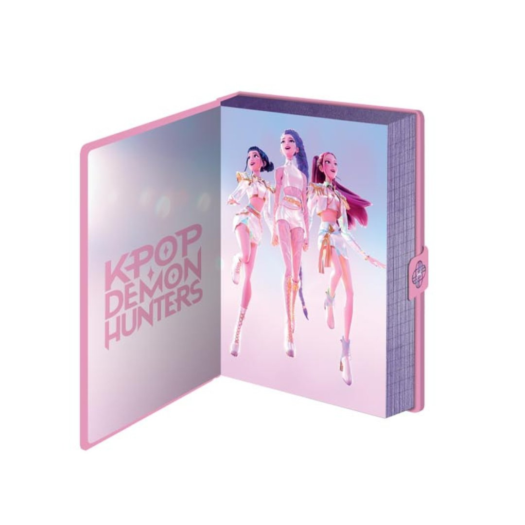 Offenes pinkes Tagebuch mit Titel Kpop Demon Hunters und drei animierten Mädchen.